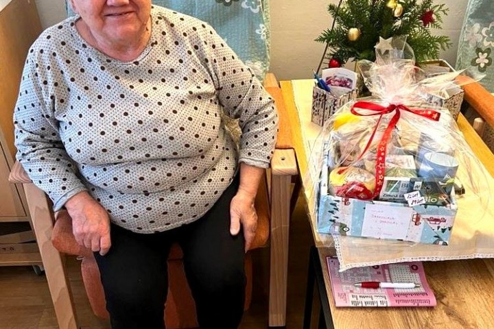 Projekt s láskou - předávání vánočních dárků klientům Domova pro seniory Orlická