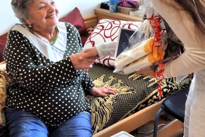 Projekt s láskou - předávání vánočních dárků klientům Domova pro seniory Orlická